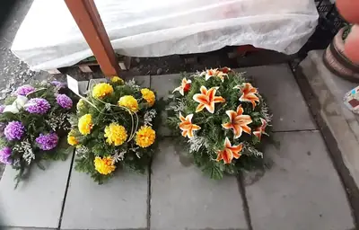 Věnce s chryzantémami a liliemi